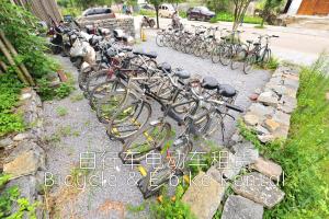 een stel fietsen geparkeerd op een rij bij Yangshuo Sudder Street Guesthouse in Yangshuo