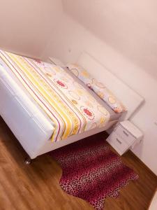 uma cama num quarto com um tapete no chão em Gaststätte Lin Garden em Untergruppenbach