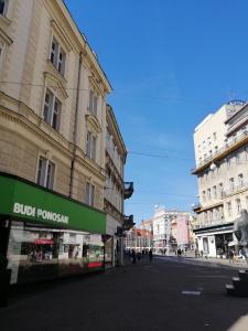 una calle en una ciudad con edificios en Old School Zagreb, en Zagreb