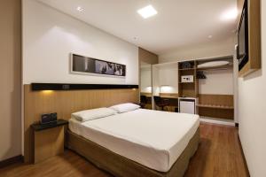 En eller flere senge i et værelse på Denali Hotel