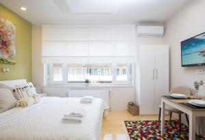 sypialnia z łóżkiem, biurkiem i oknem w obiekcie MirÓ Studio Apartments Zagreb w Zagrzebiu