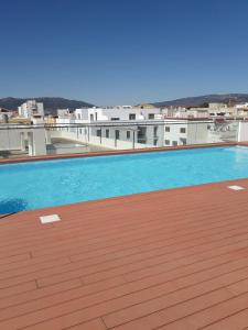 een groot zwembad op het dak van een gebouw bij Appartement Laduna , Résidence Ventura in Tarifa