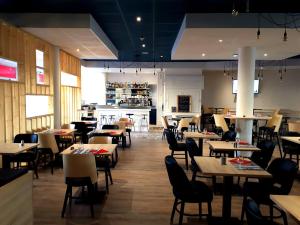 Restaurant o un lloc per menjar a Hotel Kyriad Tours St Pierre des Corps Gare