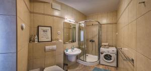Kúpeľňa v ubytovaní Sunny Deluxe Apt. & Terrace + 37 fotografií
