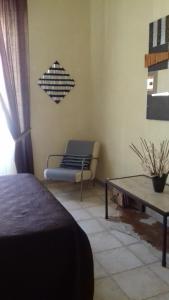 Zimmer mit einem Bett, einem Sofa und einem Tisch in der Unterkunft Marina's House in La Spezia