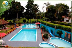 una gran piscina con un tobogán y un tobogán en La Oliva Club Centro Campestre en La Gorgona