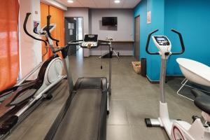 拉羅歇爾的住宿－Résidence UXCO H2O，健身房设有有氧器材和跑步机