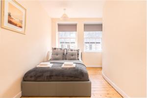 Sunny & spacious Royal Mile apt dating from 1677 객실 침대