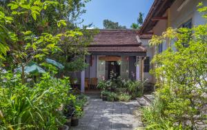 Taman di luar Cung Đàn Xưa Homestay