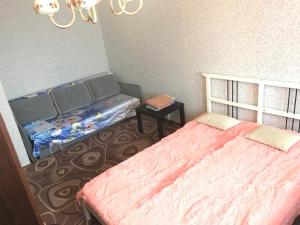 モスクワにあるアパートメント G クヴァルタル レニングラーツキーのベッドルーム1室(ベッド2台、テーブル付)