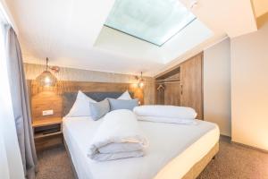 Un pat sau paturi într-o cameră la LakeSide Apartments Seefeld