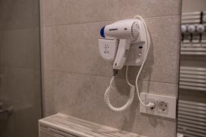 suszarka do włosów na ścianie w łazience w obiekcie MirÓ Studio Apartments Zagreb w Zagrzebiu