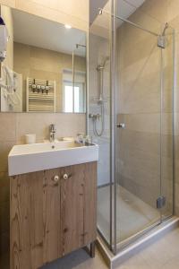 łazienka z umywalką i prysznicem w obiekcie MirÓ Studio Apartments Zagreb w Zagrzebiu +27 zdjęć