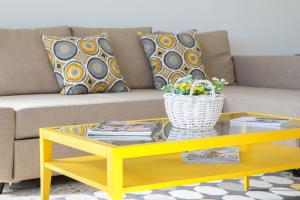 - Mesa de centro amarilla en la sala de estar con sofá en Appartamento La Finestra sul mare, en Pozzallo