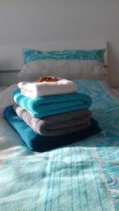 a stack of towels sitting on top of a bed at ViewMaLa - moderne Ferienwohnung mit Panorama in Bad Kreuznach
