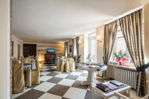 a living room with a checkered floor at Hotel Bellavista in San Zeno di Montagna
