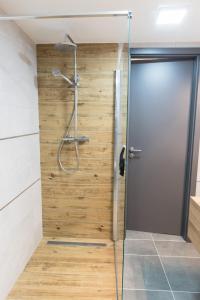 um chuveiro com uma porta de vidro na casa de banho em New Loft Style Appartman in the heart of the City em Budapeste