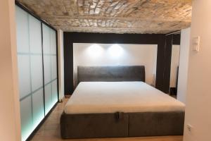En eller flere senge i et værelse på New Loft Style Appartman in the heart of the City