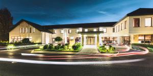 un edificio con una carretera delante de él en Hotel Amazonka Conference and Spa en Ciechocinek