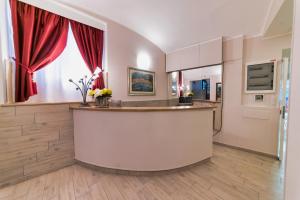 Habitación hospitalaria con mostrador de recepción y ventana en Hotel Balilla en Roma
