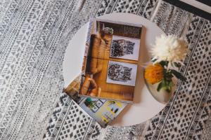 a plate with a vase of flowers on a table at Finca Malvasia Vineyard in Tías