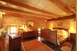 a bedroom with a bed and a desk in a room at Le Masbareau, Chambre et Table d'Hôtes de Charme, B&B in Royères-Saint-Léonard
