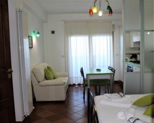a small living room with a table and a couch at Villa Sofia in Taormina