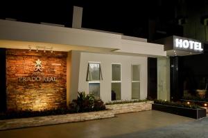 a building with a hotel sign on a brick wall at Hotel Prado Real in Barranquilla