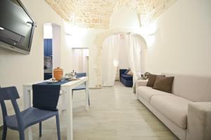 a living room with a couch and a table at LA CASETTA 2.0 in Ostuni