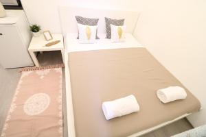 ブダペストにあるReal Apartments Wesselényi IVの枕2つが備わるドミトリールームのベッド1台分です。