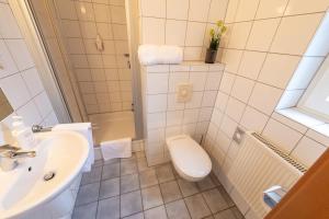 ein Bad mit einem WC und einem Waschbecken in der Unterkunft Hotel Werk II in Bocholt