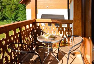 a small table and chairs on a balcony at Przystań Góralska in Szczawnica +12 photos