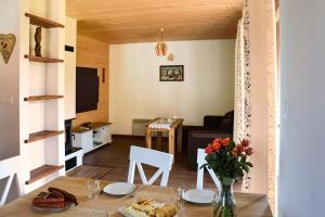 - une salle à manger et un salon avec une table dans l'établissement Przystań Góralska, à Szczawnica