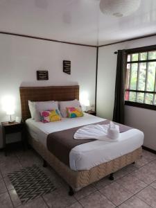 En eller flere senge i et værelse på Aracari Garden Hostel