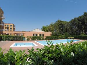 a swimming pool in front of a building at Corallo Cavallino in Cavallino-Treporti