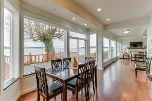 a dining room with a table and chairs at Bay Street Oasis in Port Orchard