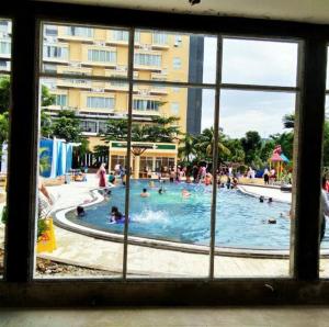 Piscina a Lorin Sentul Hotel o a prop