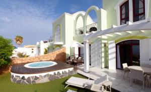 Bazén v ubytování Hotel Suite Villa Maria nebo v jeho okolí