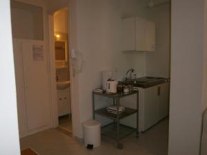 una pequeña cocina con fregadero y encimera en Theo Studios & Apartments en Spétses
