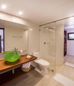 baño con lavabo verde y aseo en Hotel y Spa Getsemani en Villa de Leyva