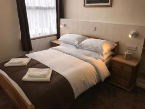 Säng eller sängar i ett rum på Trevellis Bed and Breakfast
