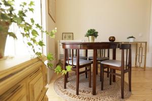 una mesa de comedor y sillas en una habitación en FLH Almada Cozy Apartment with View, en Oporto