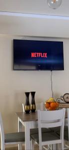 Televízia a/alebo spoločenská miestnosť v ubytovaní Thiseio Big Apartment
