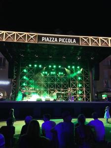 een groep mensen die voor een podium zitten bij Piccolo Hotel in Locarno