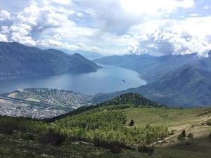een uitzicht op een meer vanaf een berg bij Piccolo Hotel in Locarno