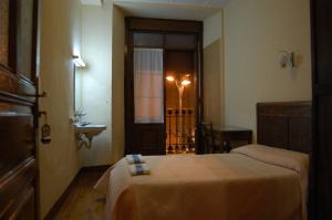 Postel nebo postele na pokoji v ubytování Hostal Paris