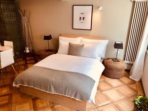 Top city center location by Airhome في زوغ: غرفة نوم بسرير ذو شراشف ووسائد بيضاء