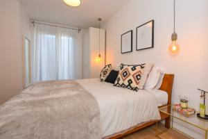 Postel nebo postele na pokoji v ubytování Apartments Villa Laura + 37 fotografií