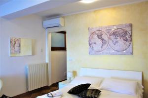 a bedroom with a bed and a painting on the wall at Villa Sofia in Taormina