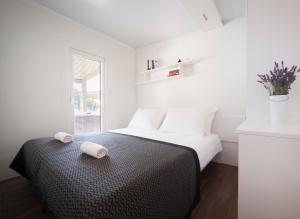 Кровать или кровати в номере Maistra Camping Polari Mobile homes